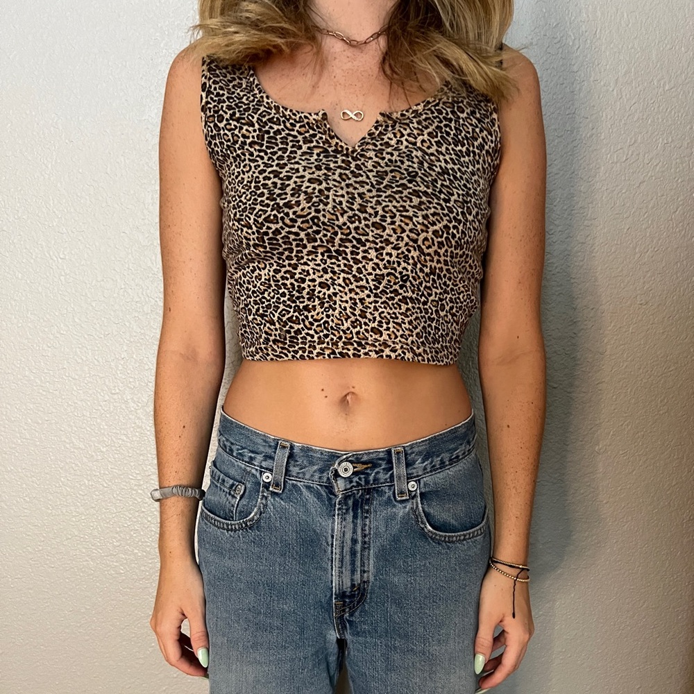 Cheetah print cropped tank top// Shein// size small